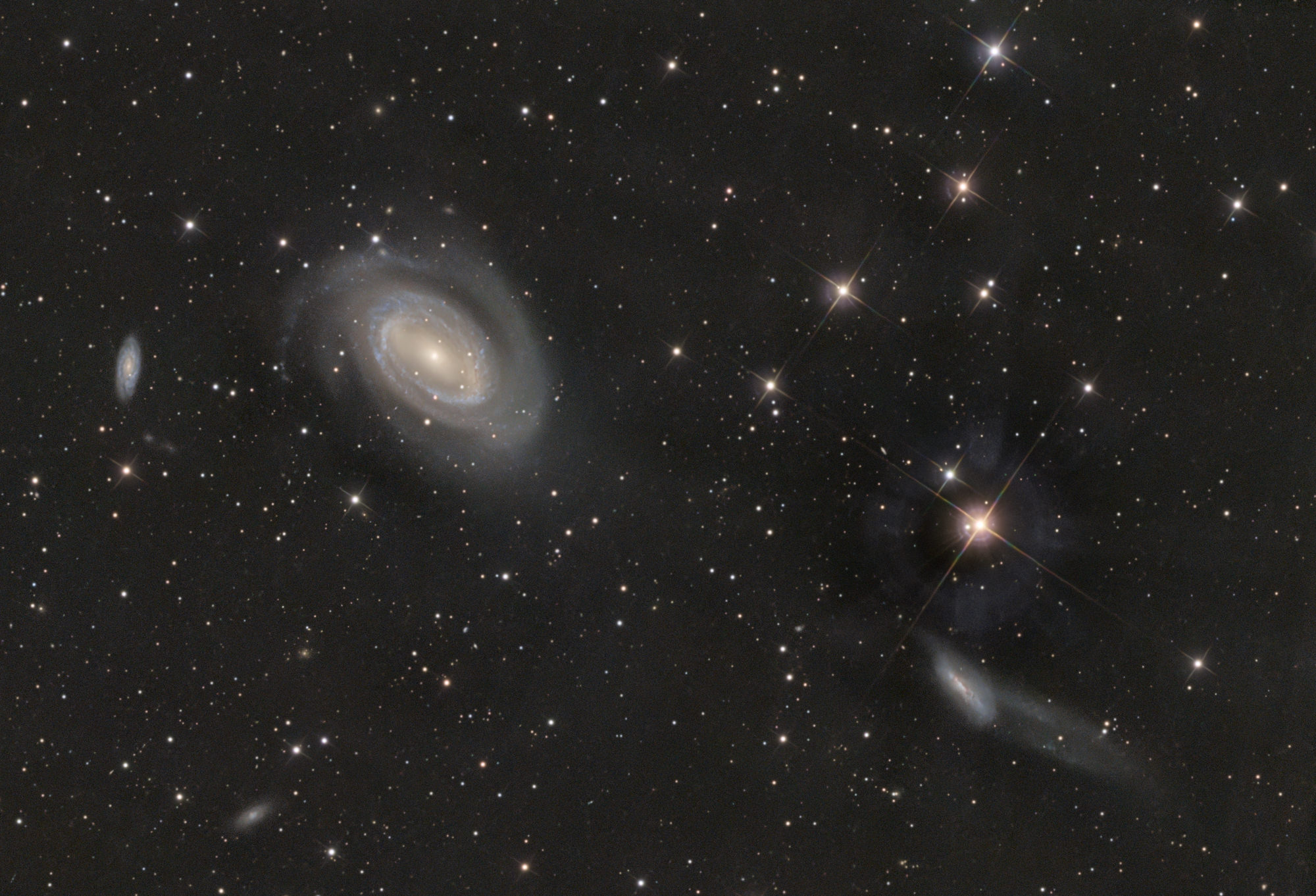 Das Holmberg-468-Galaxientriplett im Sternbild Coma Berenices enthält von links nach rechts die Galaxien NGC4712, NGC4725 und NGC4747. Die große Galaxie NGC 4725 interagiert mit der benachbarten Galaxie NGC 4747 rechts unten im Bild und besitzt ein extrem massereiches Schwarzes Loch im Zentrum.